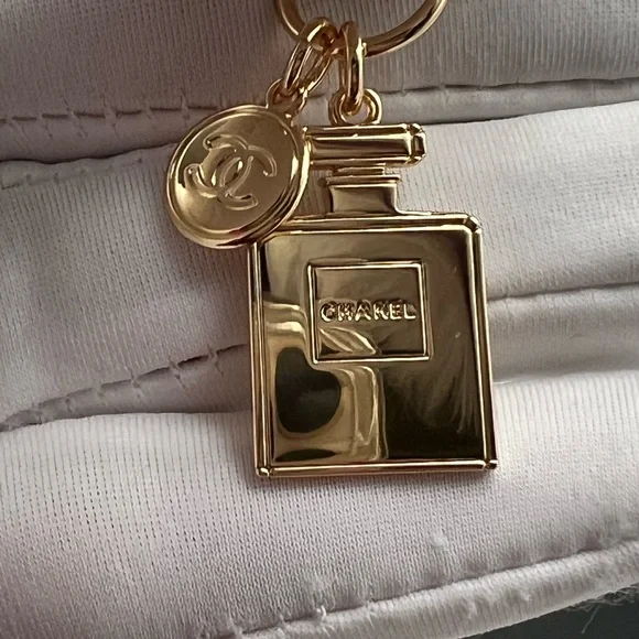 CHANEL Authentic 2023 NOVELTY HOLIDAY
No*5 PERFUME BOTTLE & CHANEL CHARM - Picture 11 of 17